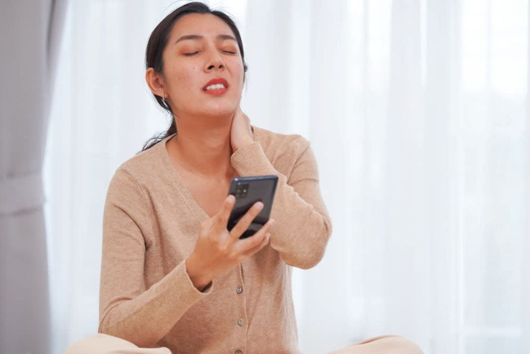 Tech Neck: The Sickness of the Century Caused by Your Phone